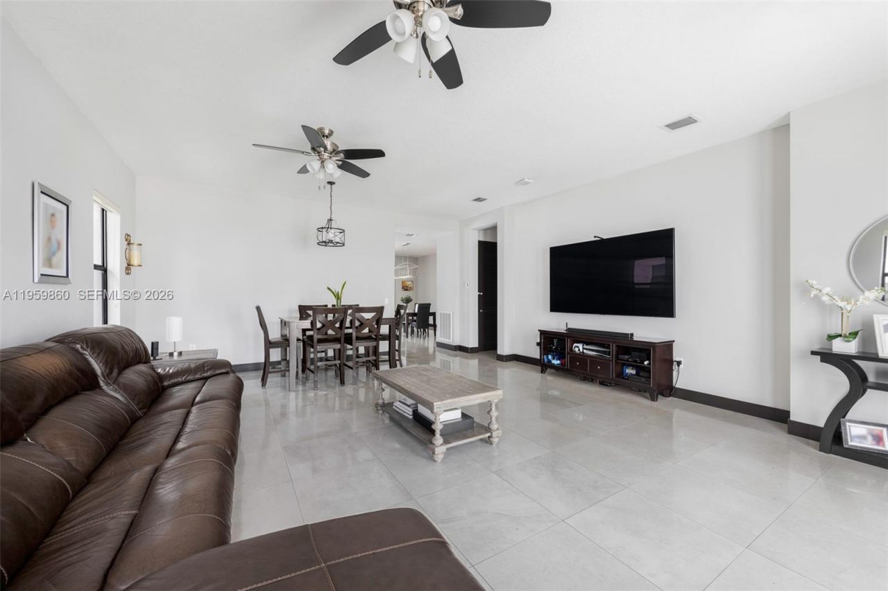 8811 NW 154th Ter, Miami Lakes, FL 33018 Photo