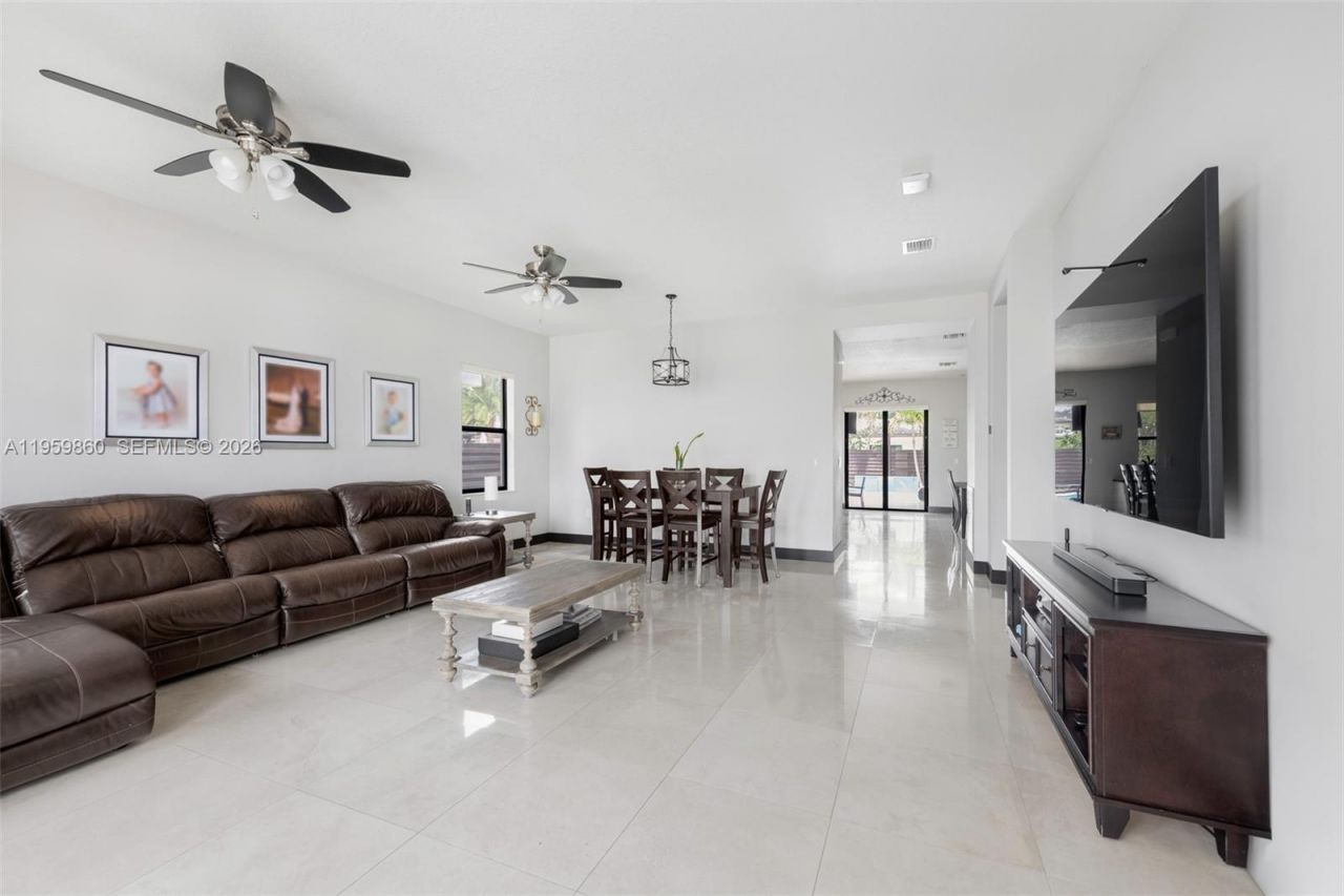 8811 NW 154th Ter, Miami Lakes, FL 33018 Photo