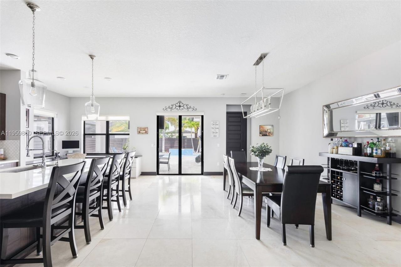 8811 NW 154th Ter, Miami Lakes, FL 33018 Photo