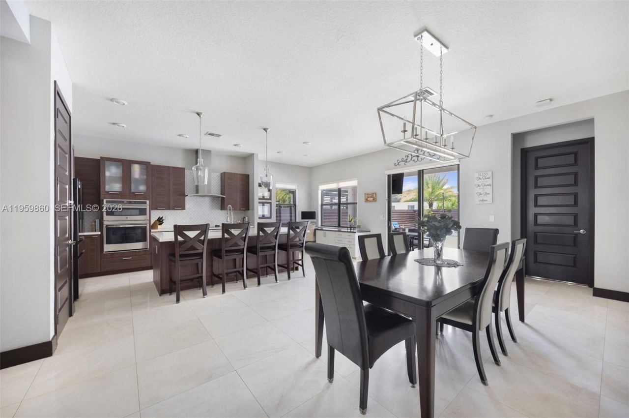 8811 NW 154th Ter, Miami Lakes, FL 33018 Photo