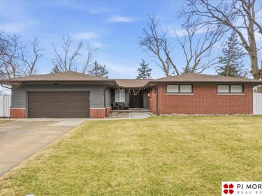 11825 Hickory Road, Omaha, NE 68144