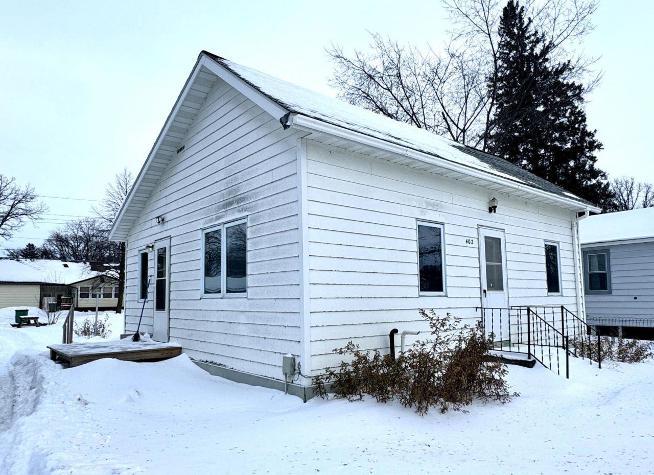 402 2nd Avenue Se, Roseau, MN 56751 Main Photo