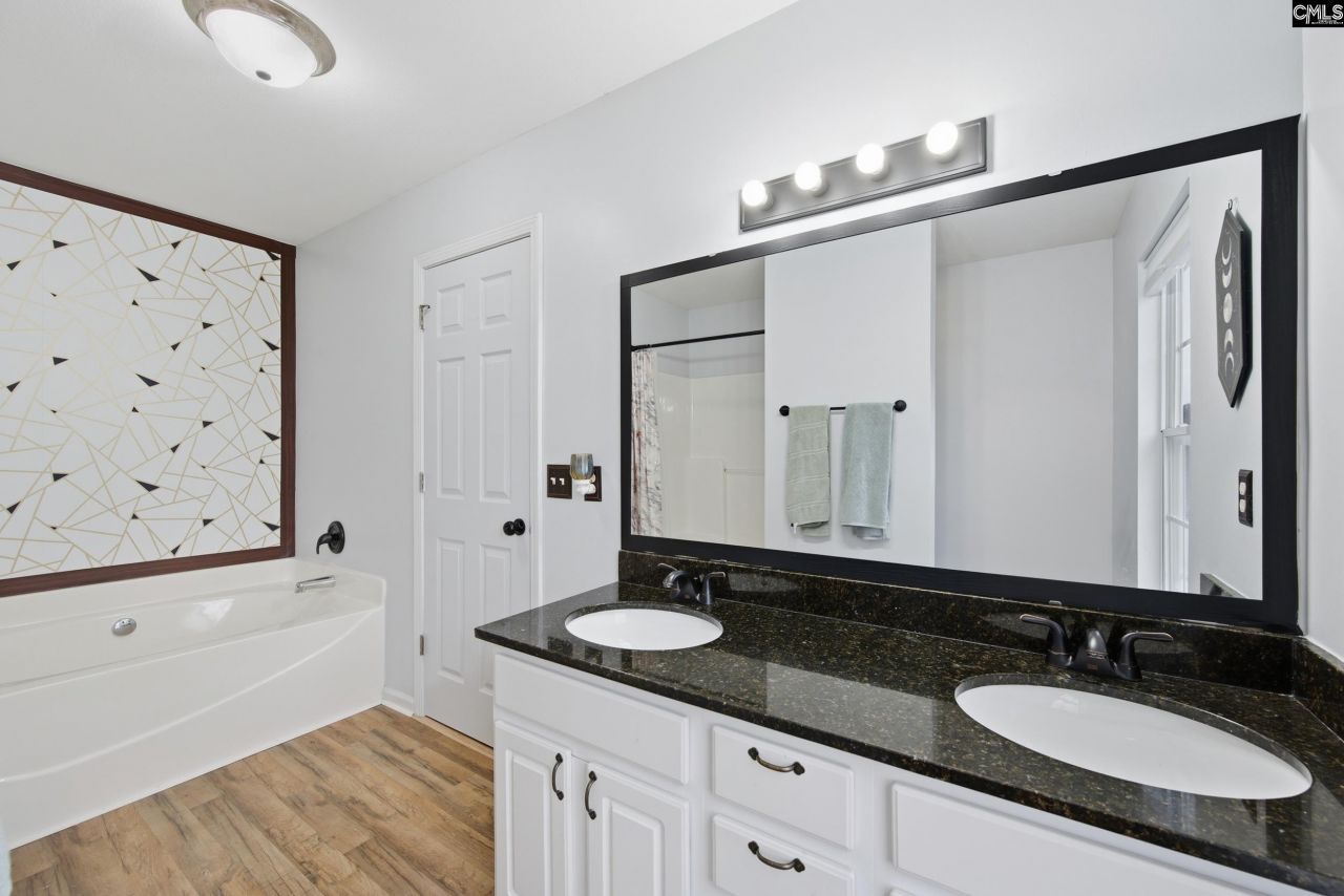 492 Denman Loop Photo 16