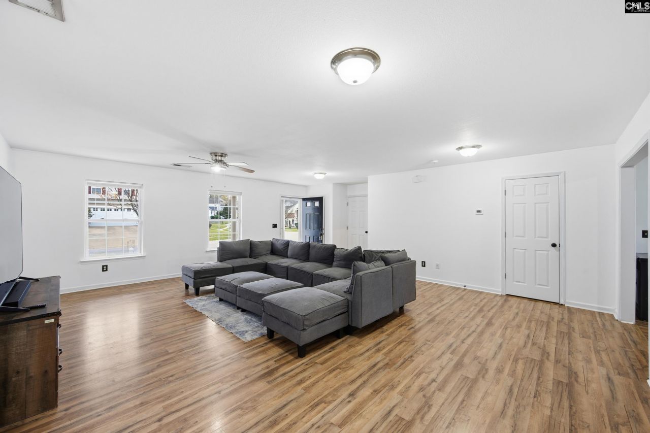 492 Denman Loop Photo 4