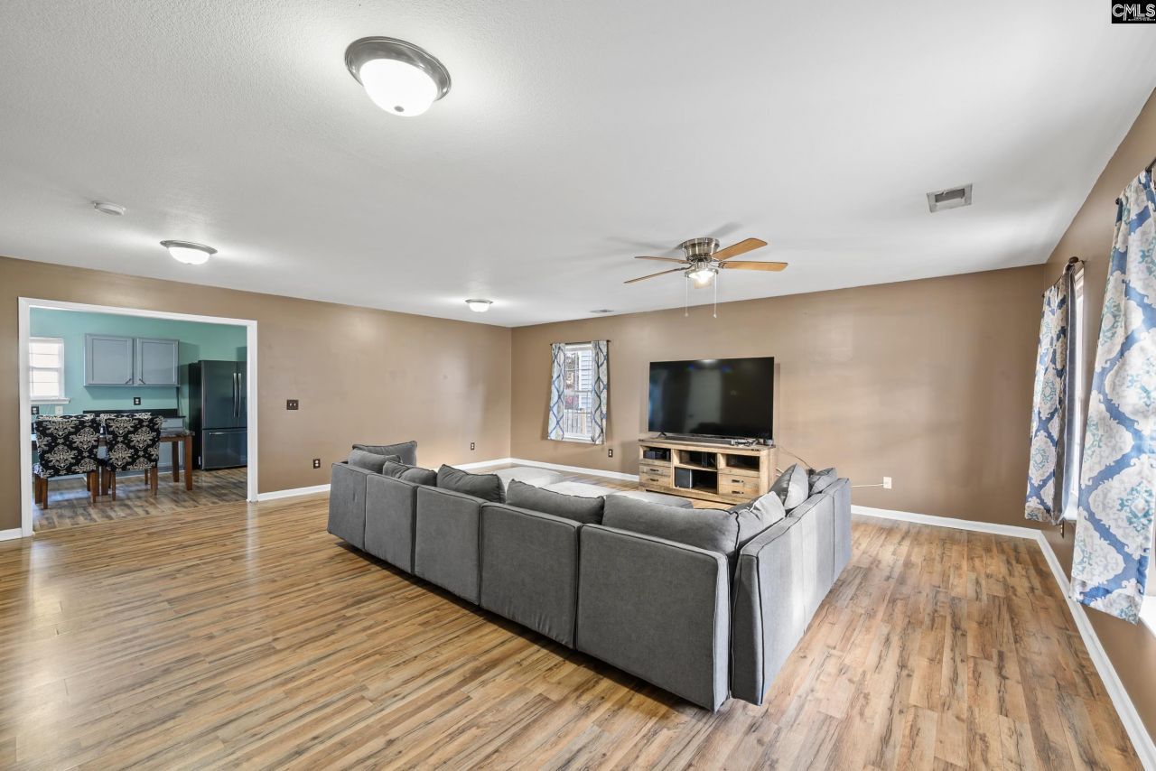 492 Denman Loop Photo 4