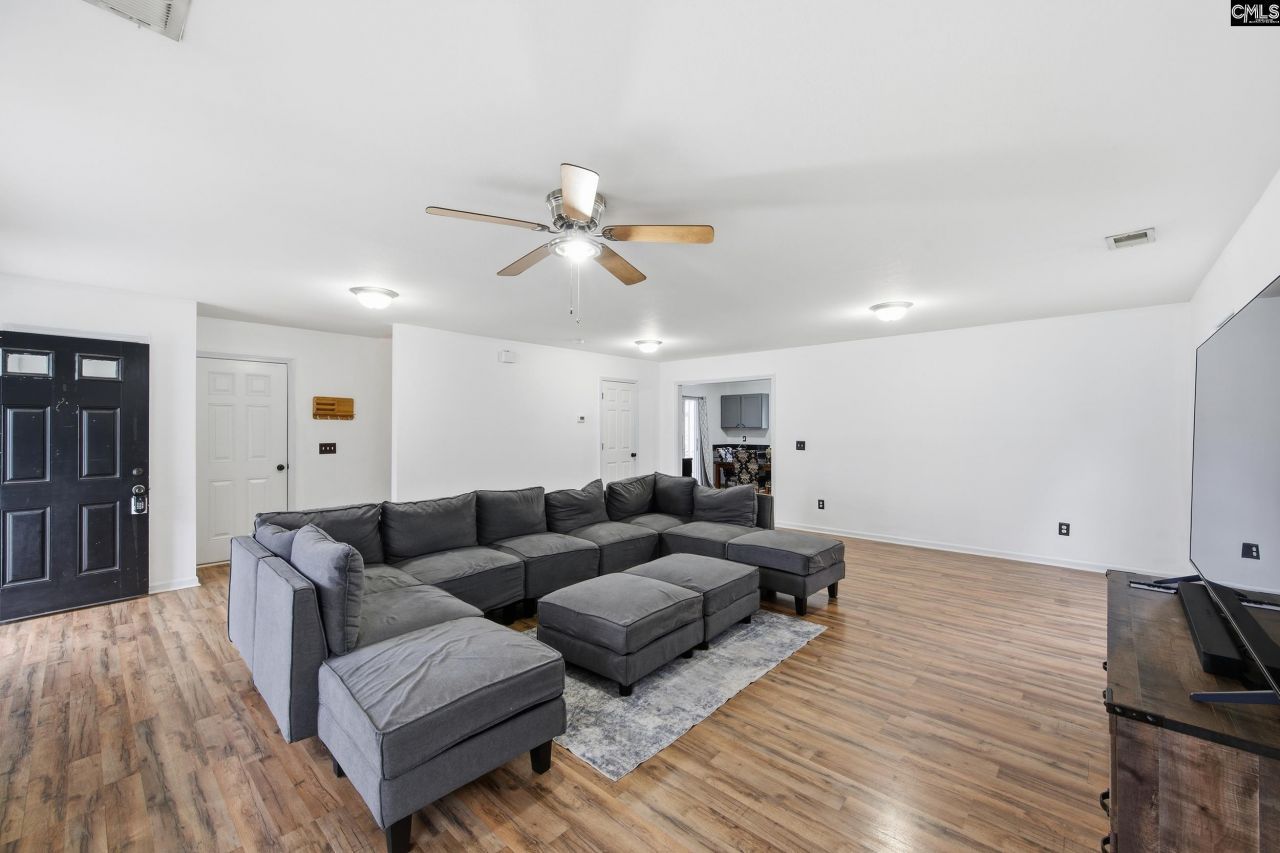 492 Denman Loop Photo 6