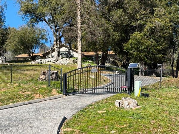 40118 Old Stonegate Court, Oakhurst, CA 93644