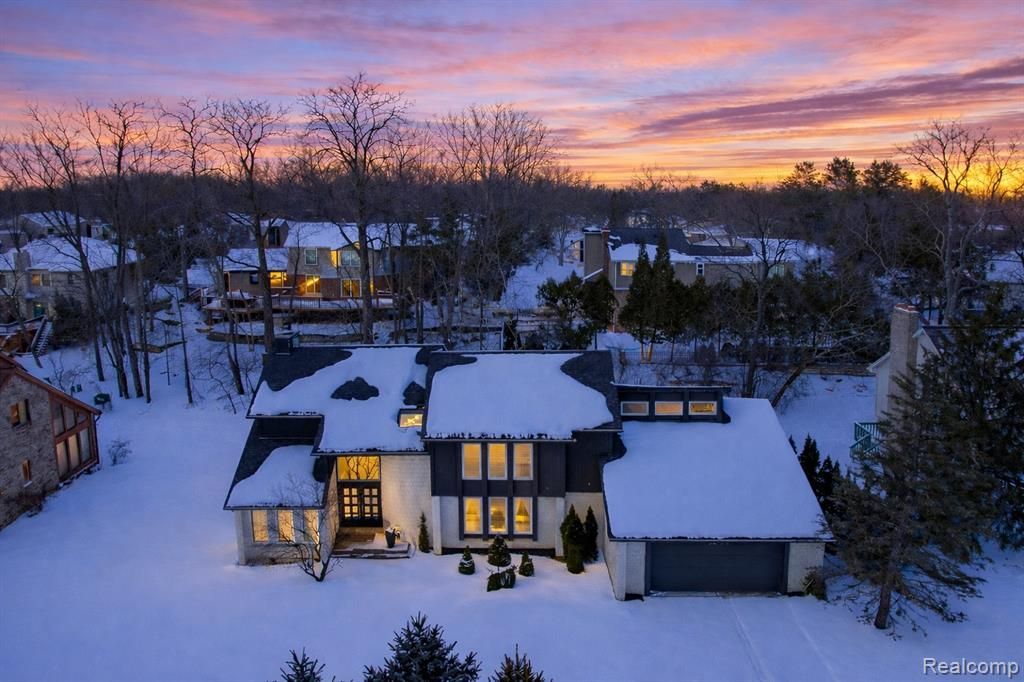 5292 Pond Bluff Drive, West Bloomfield Township, MI 48323 Main Photo