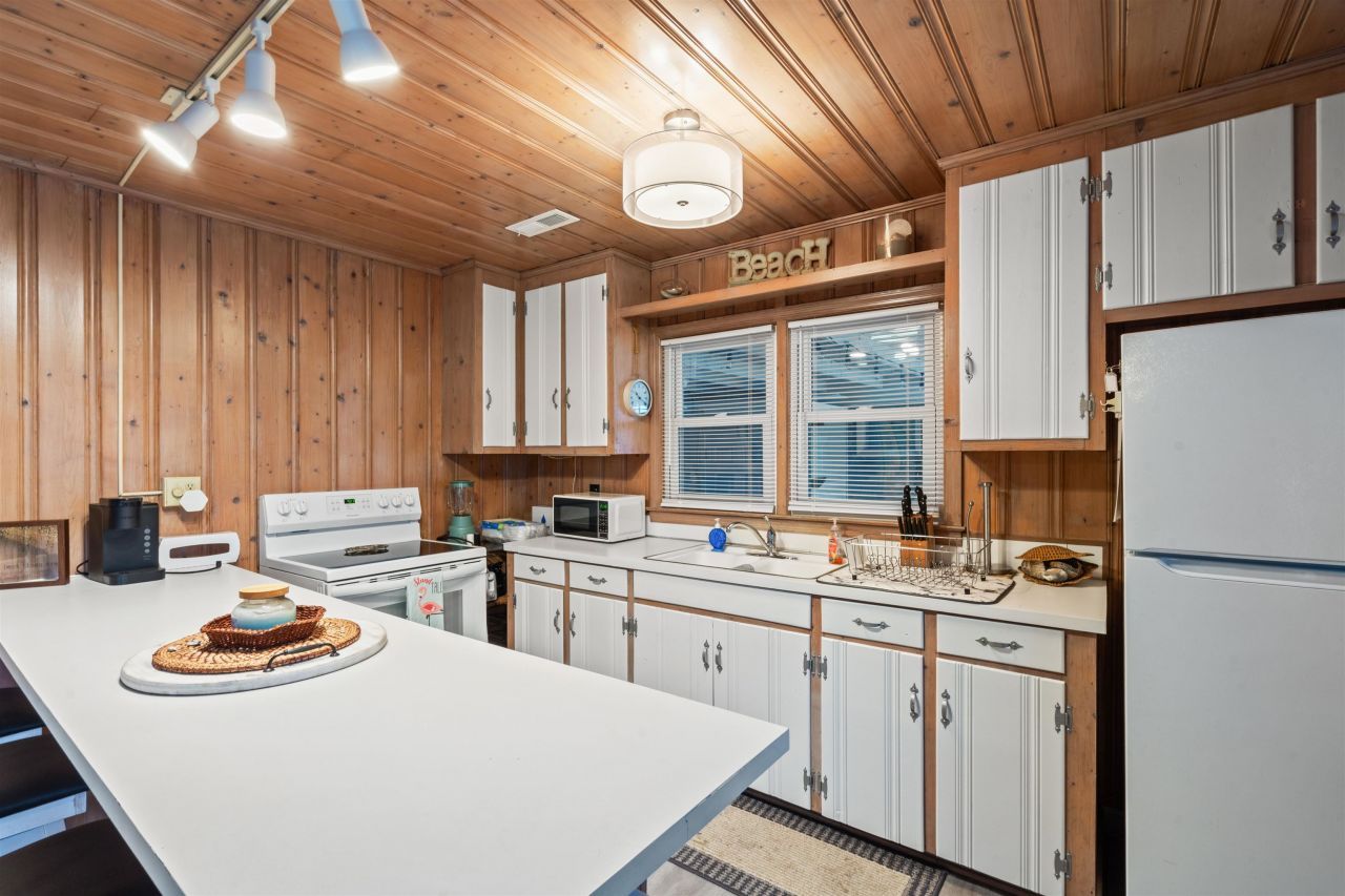 304 23rd Ave. N Photo 4