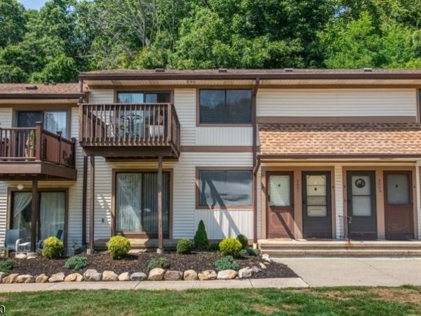 2007 Stonegate Ln, Stanhope, NJ 07874