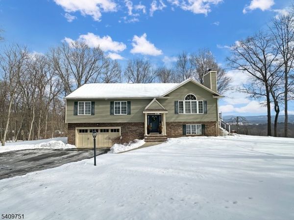 7 Liberty Woods Dr, Liberty, NJ 07838