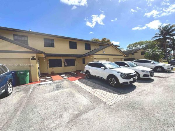 1074 NE 210th Terr , Miami, FL 33179