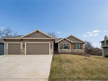 1402 NW Burr Oak Lane, Grain Valley, MO 64029