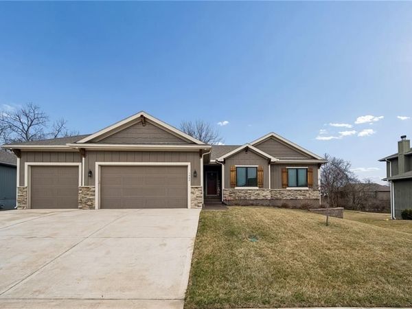 1402 NW Burr Oak Lane, Grain Valley, MO 64029