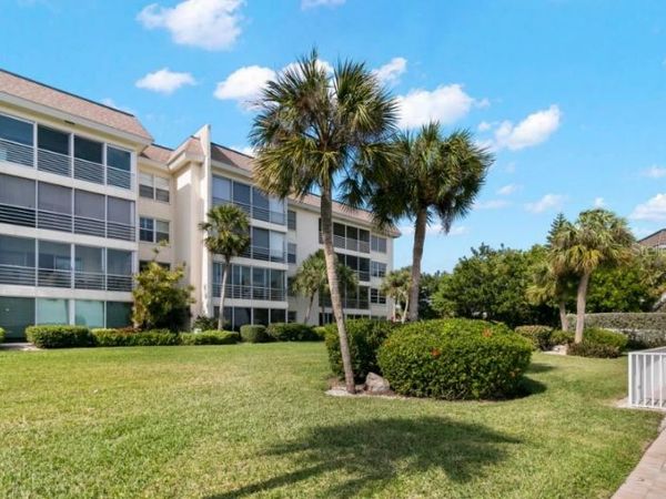 605 SUTTON PLACE, Unit 102, LONGBOAT KEY, FL 34228