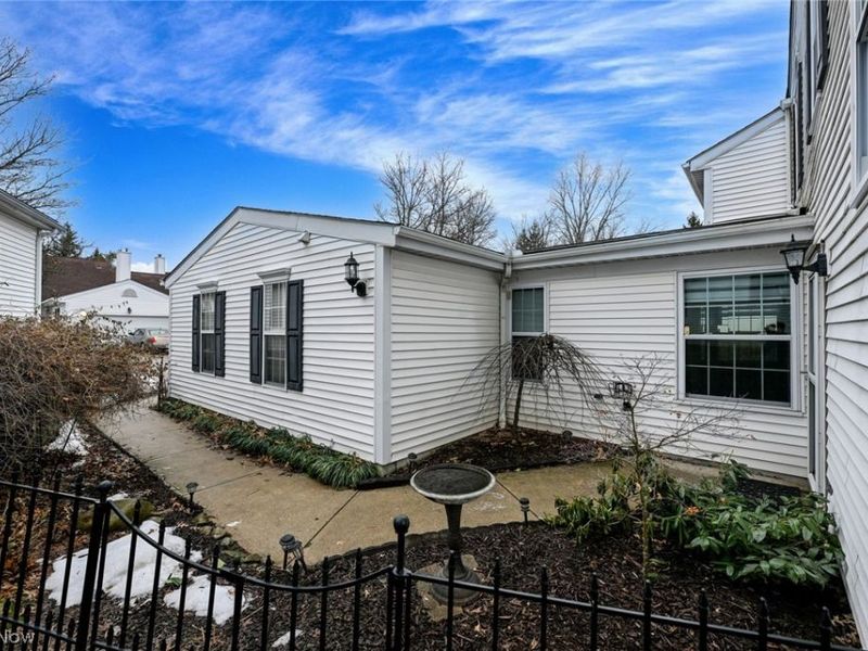 7121 W Cross Creek Trail, Brecksville, OH 44141 Photo 2