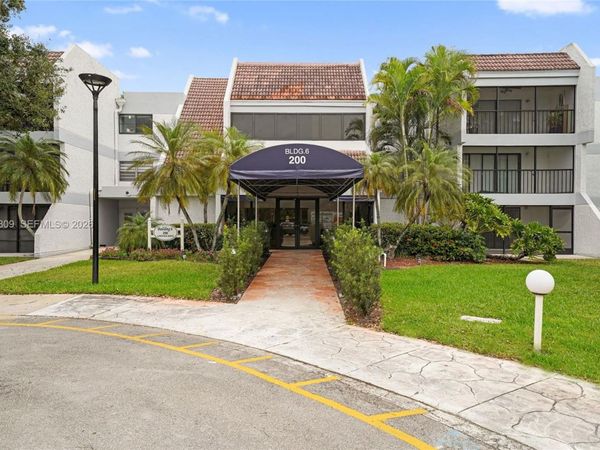 200 Lakeview Dr, Unit 101, Weston, FL 33326