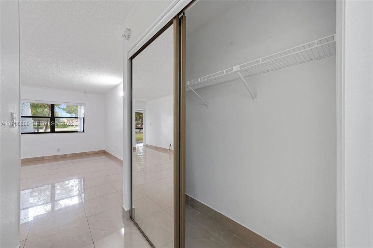 200 Lakeview Dr, Unit 101, Weston, FL 33326 Photo