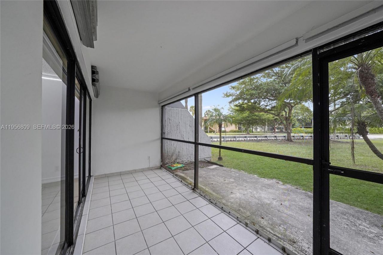200 Lakeview Dr, Unit 101, Weston, FL 33326 Photo