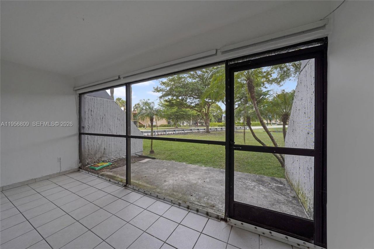 200 Lakeview Dr, Unit 101, Weston, FL 33326 Photo