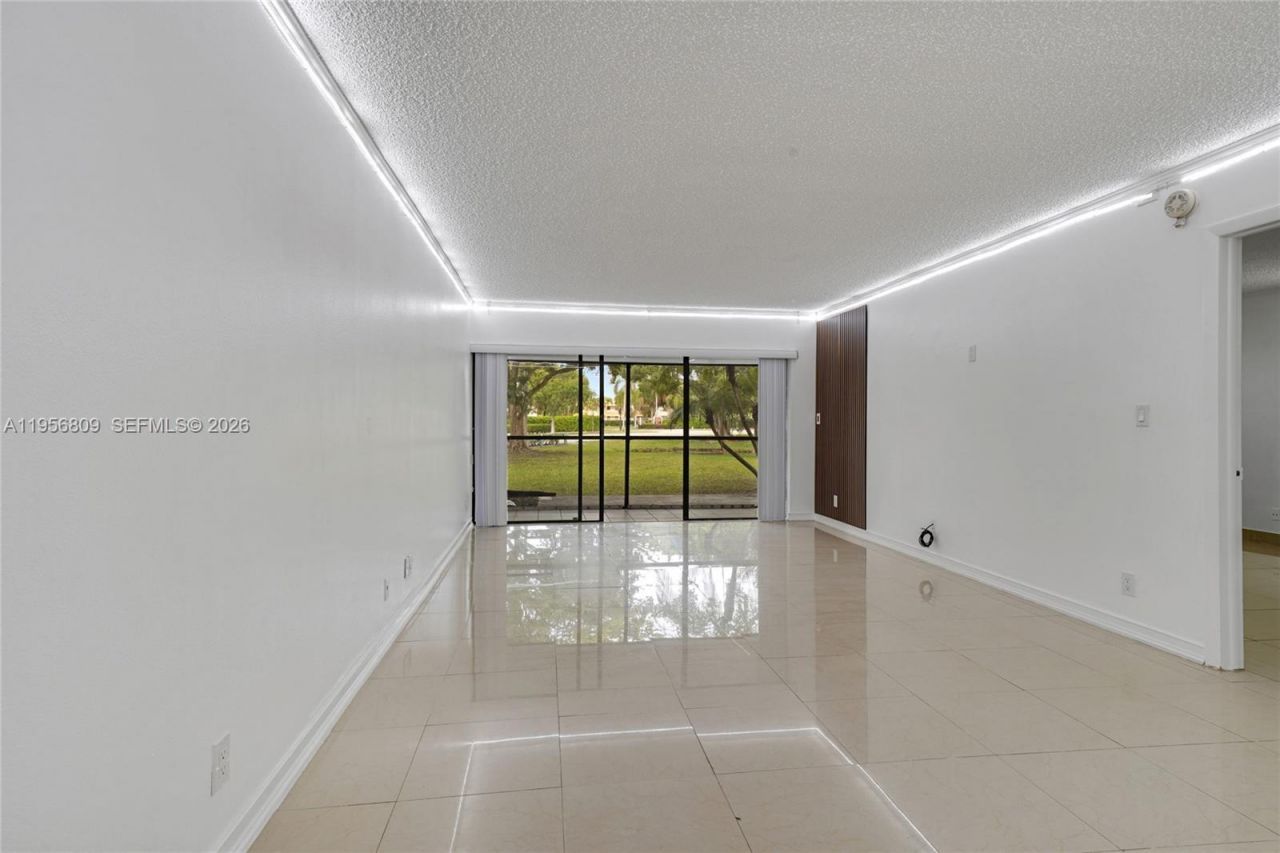 200 Lakeview Dr, Unit 101, Weston, FL 33326 Photo