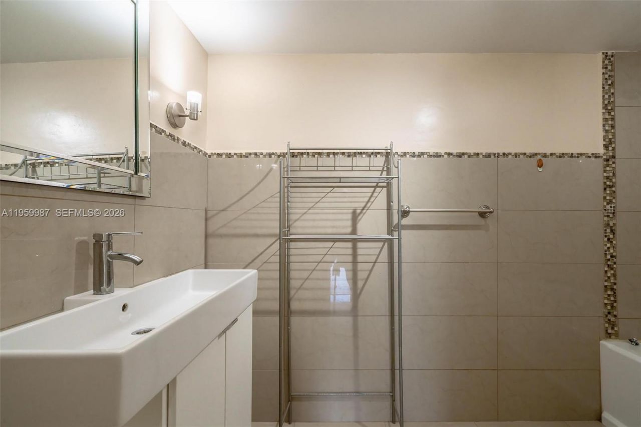 1750 NE 191st St, Unit 700-1, Miami, FL 33179 Photo