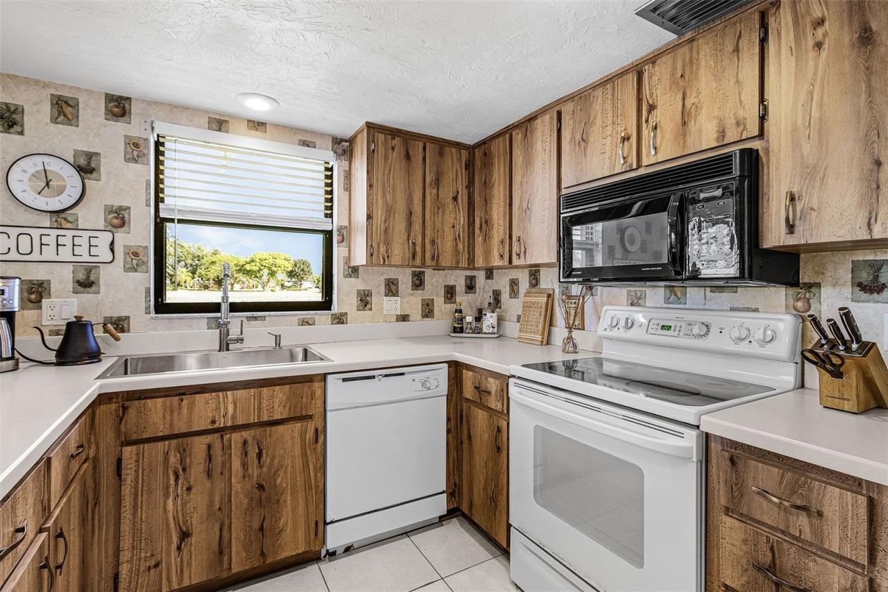 3831 SE 11th Place, Unit 101, Cape Coral, FL 33904 Photo