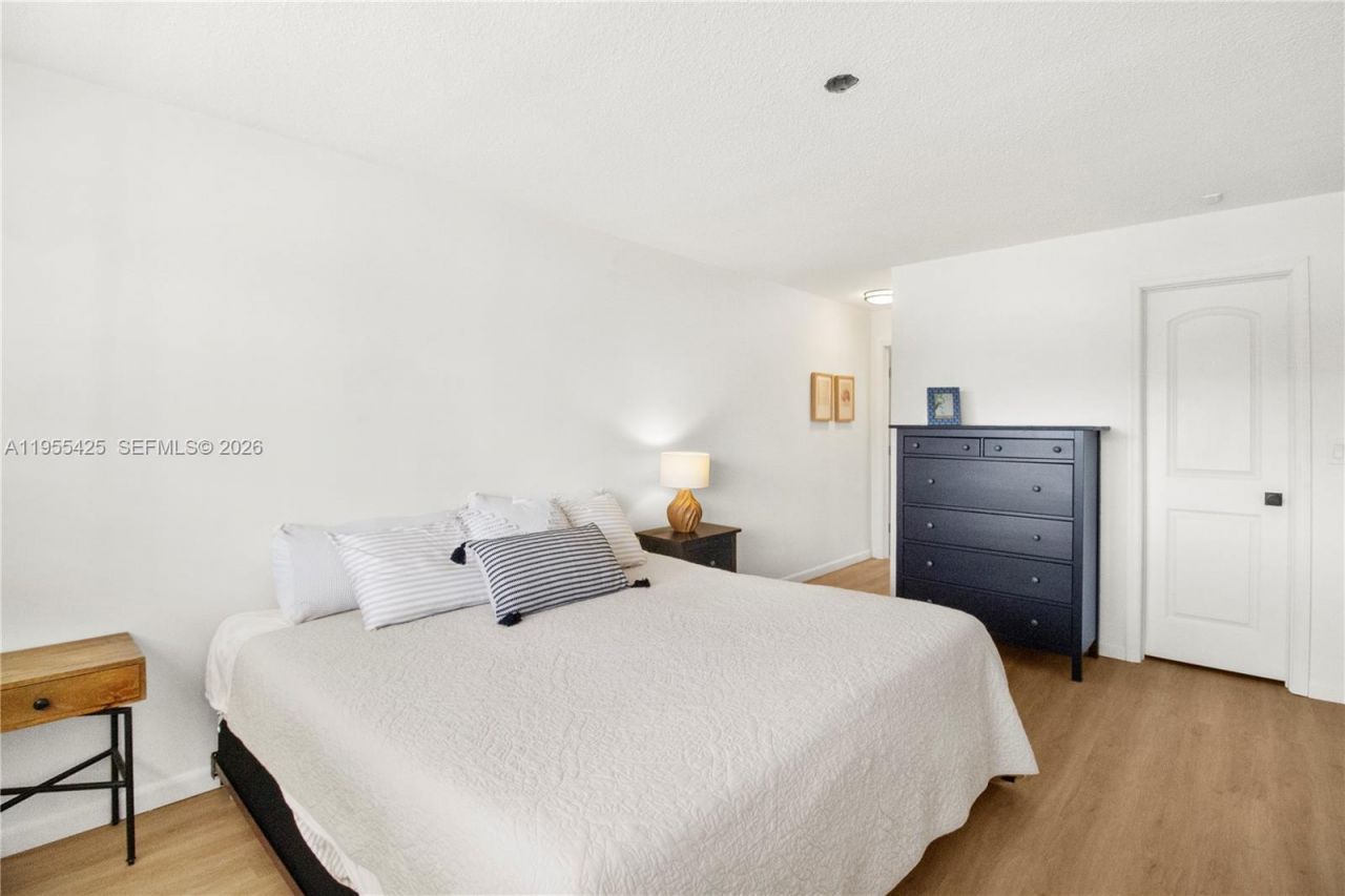 2200 Diana Dr , Unit 205, Hallandale Beach, FL 33009 Photo