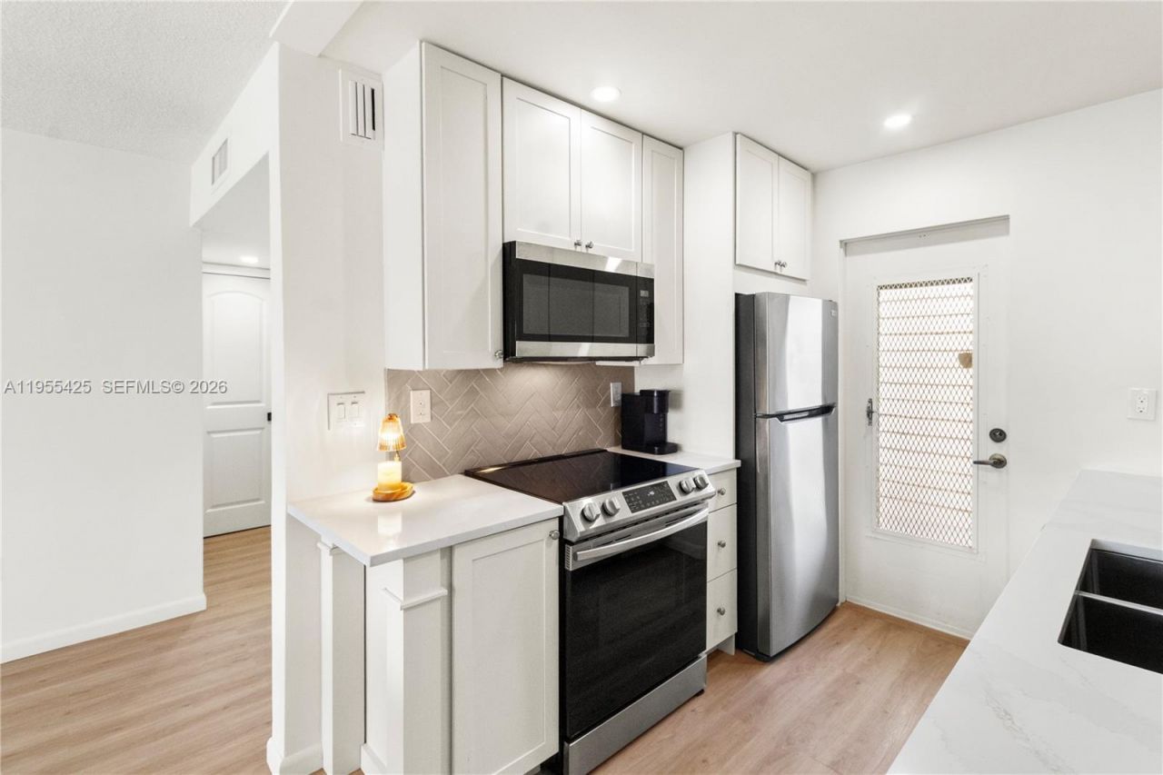 2200 Diana Dr , Unit 205, Hallandale Beach, FL 33009 Photo