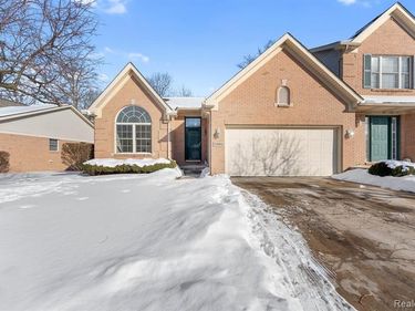 23664 W Lake Circle, Brownstown Twp, MI 48183