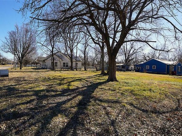 410 E 6th Street, Bonham, TX 75418