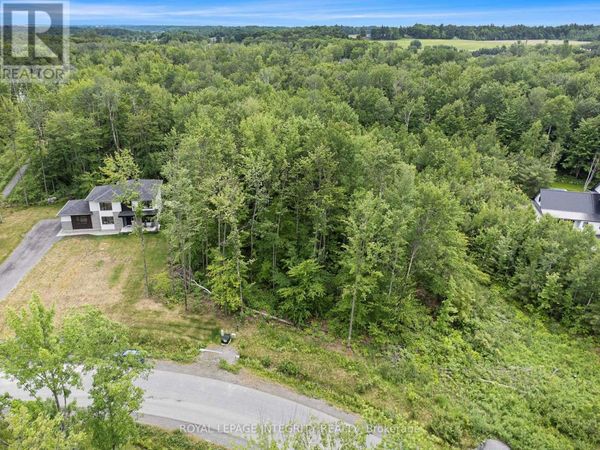 1590 Kinsella Drive, Ottawa, ON K4C0B2