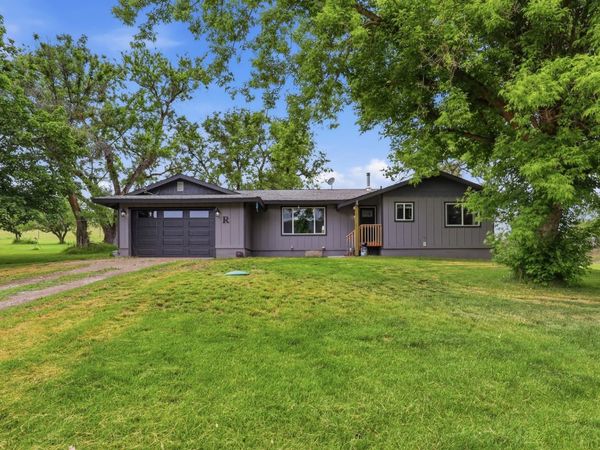 27108 E Blanchard Loop, Newport, WA 99156