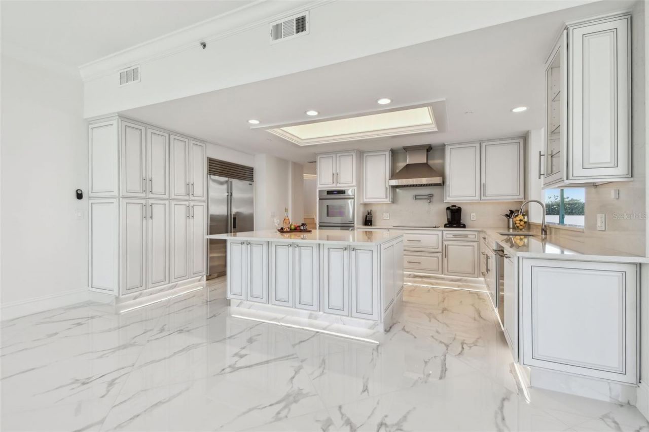 1560 Gulf Boulevard, Unit 306, Clearwater Beach, FL 33767 Photo