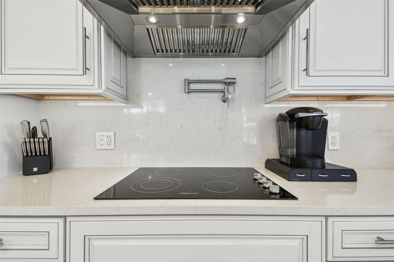 1560 Gulf Boulevard, Unit 306, Clearwater Beach, FL 33767 Photo