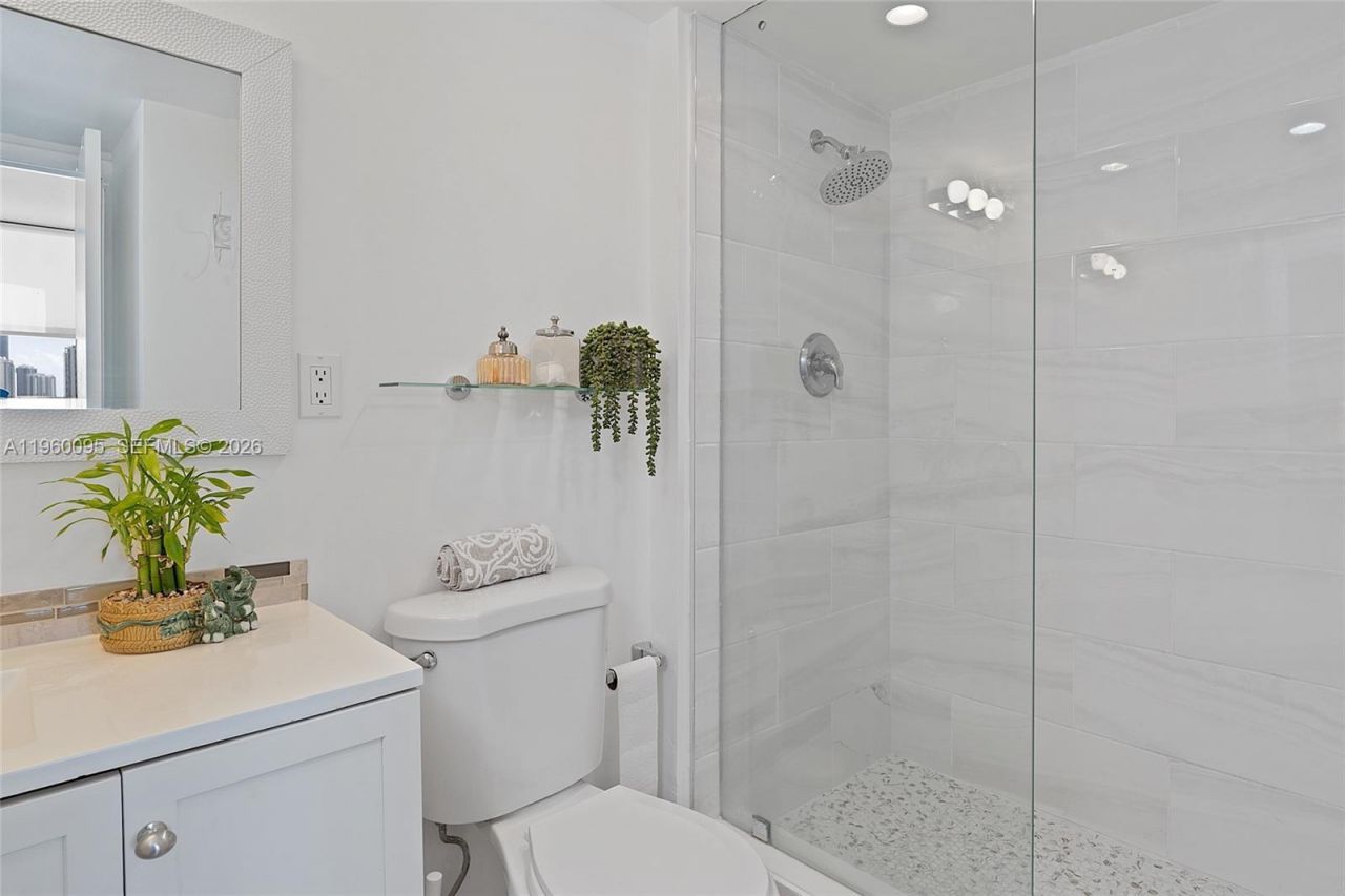 20301 W Country Club Dr , Unit 728, Aventura, FL 33180 Photo