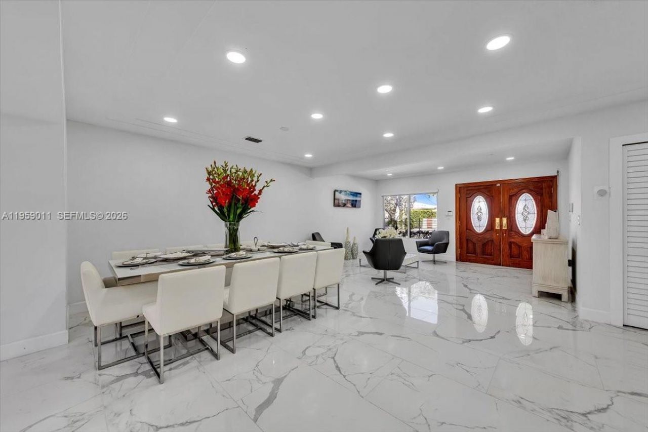 1700 Cleveland Rd, Miami Beach, FL 33141 Photo