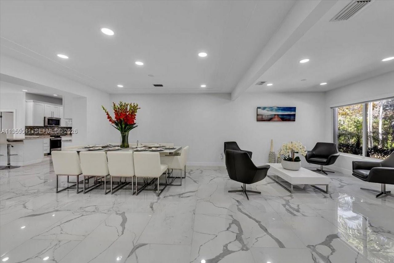 1700 Cleveland Rd, Miami Beach, FL 33141 Photo