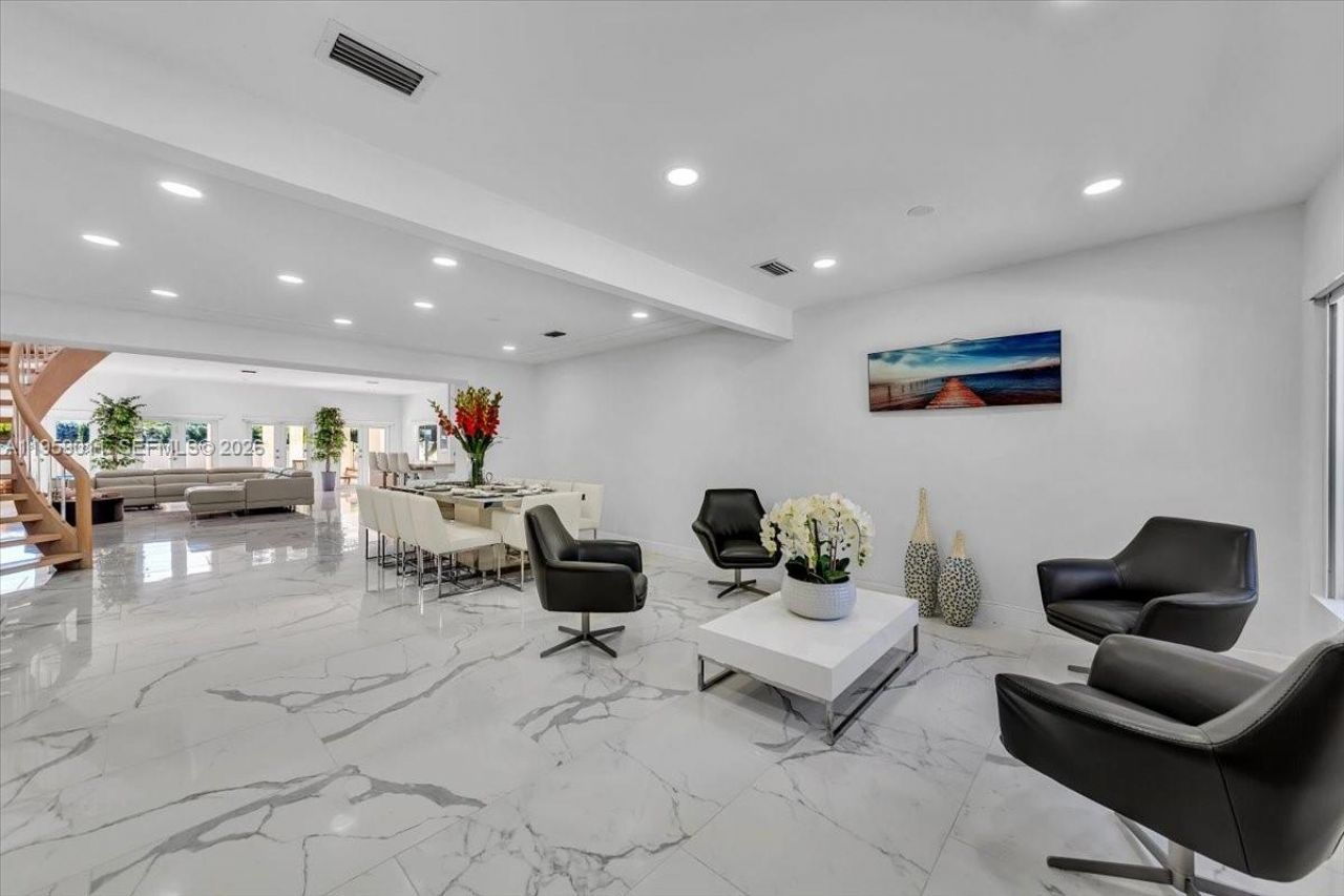 1700 Cleveland Rd, Miami Beach, FL 33141 Photo