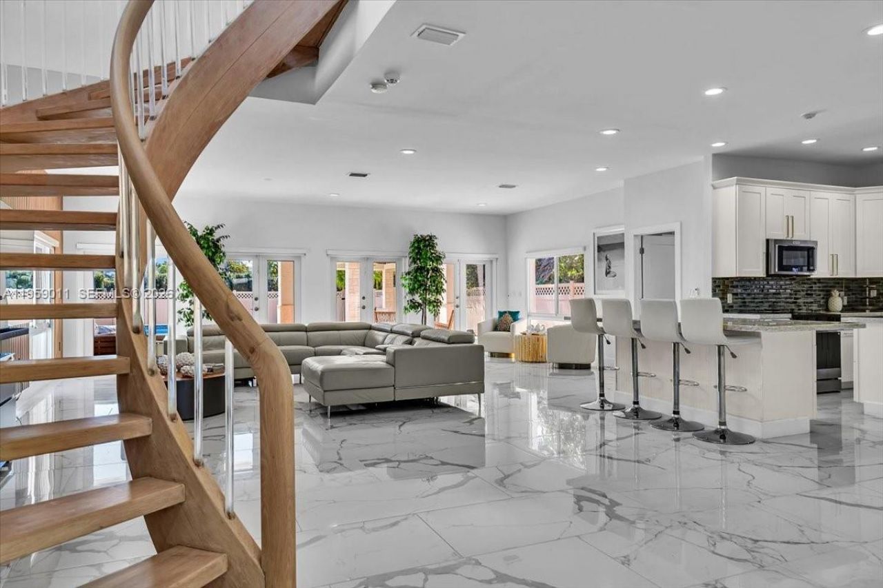 1700 Cleveland Rd, Miami Beach, FL 33141 Photo