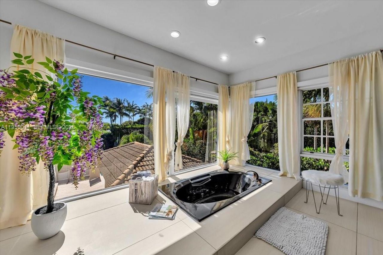 1700 Cleveland Rd, Miami Beach, FL 33141 Photo