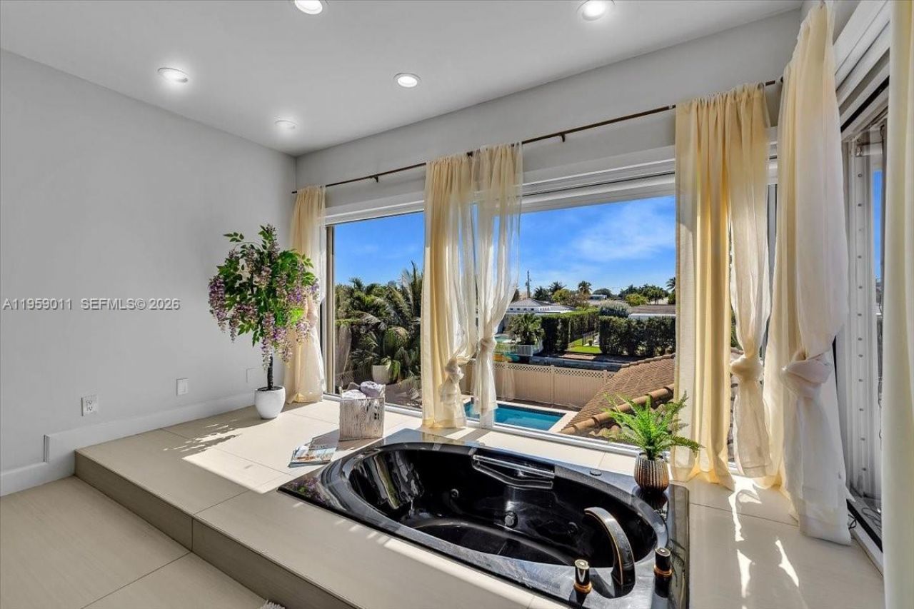 1700 Cleveland Rd, Miami Beach, FL 33141 Photo