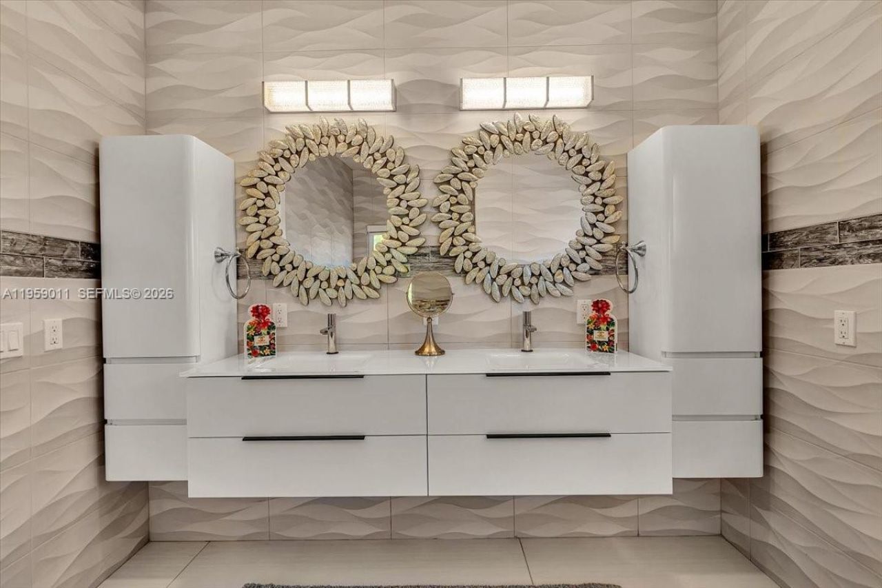 1700 Cleveland Rd, Miami Beach, FL 33141 Photo