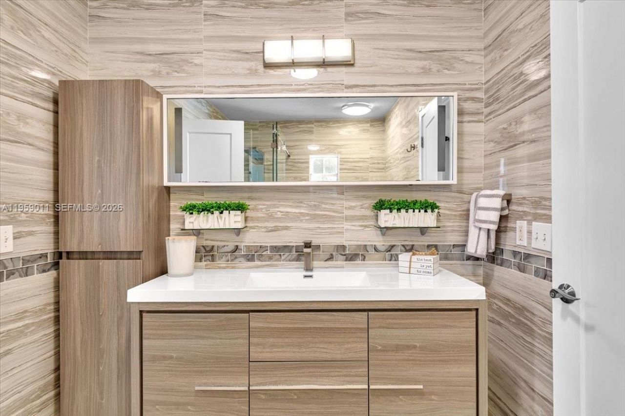 1700 Cleveland Rd, Miami Beach, FL 33141 Photo