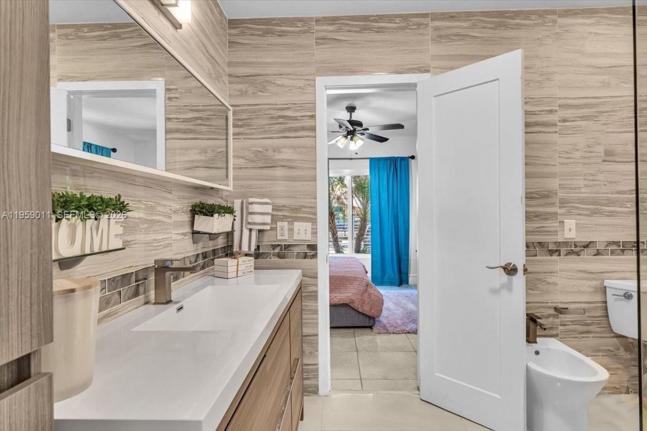 1700 Cleveland Rd, Miami Beach, FL 33141 Photo