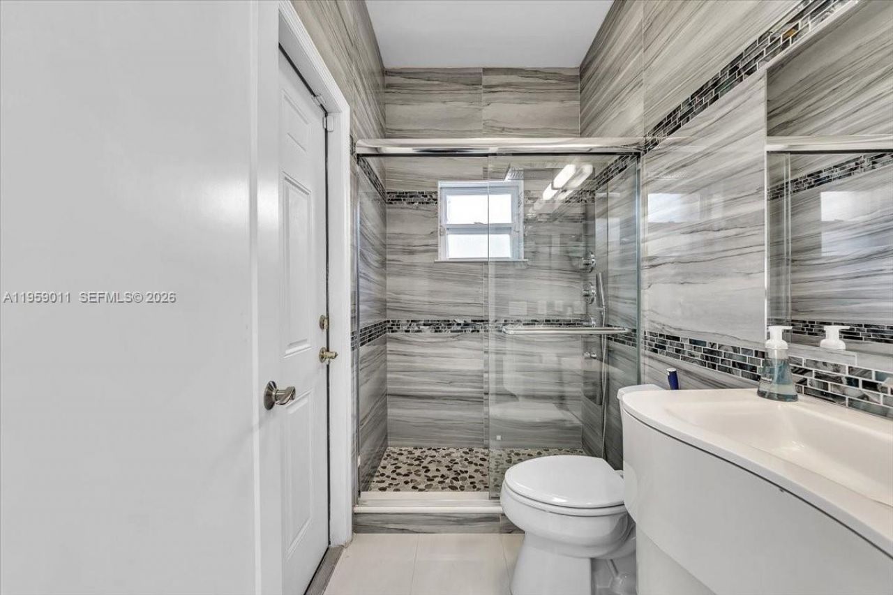 1700 Cleveland Rd, Miami Beach, FL 33141 Photo