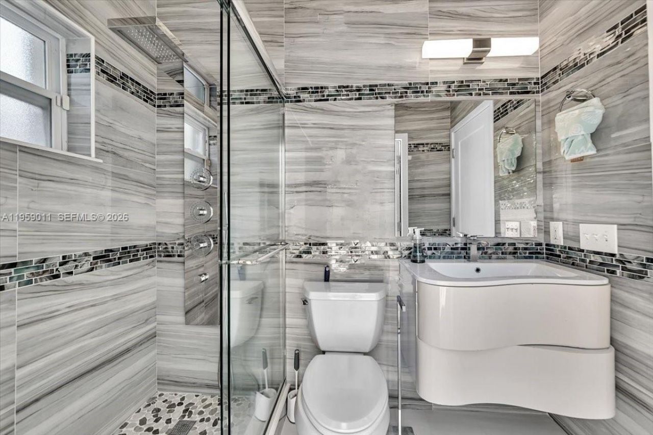 1700 Cleveland Rd, Miami Beach, FL 33141 Photo