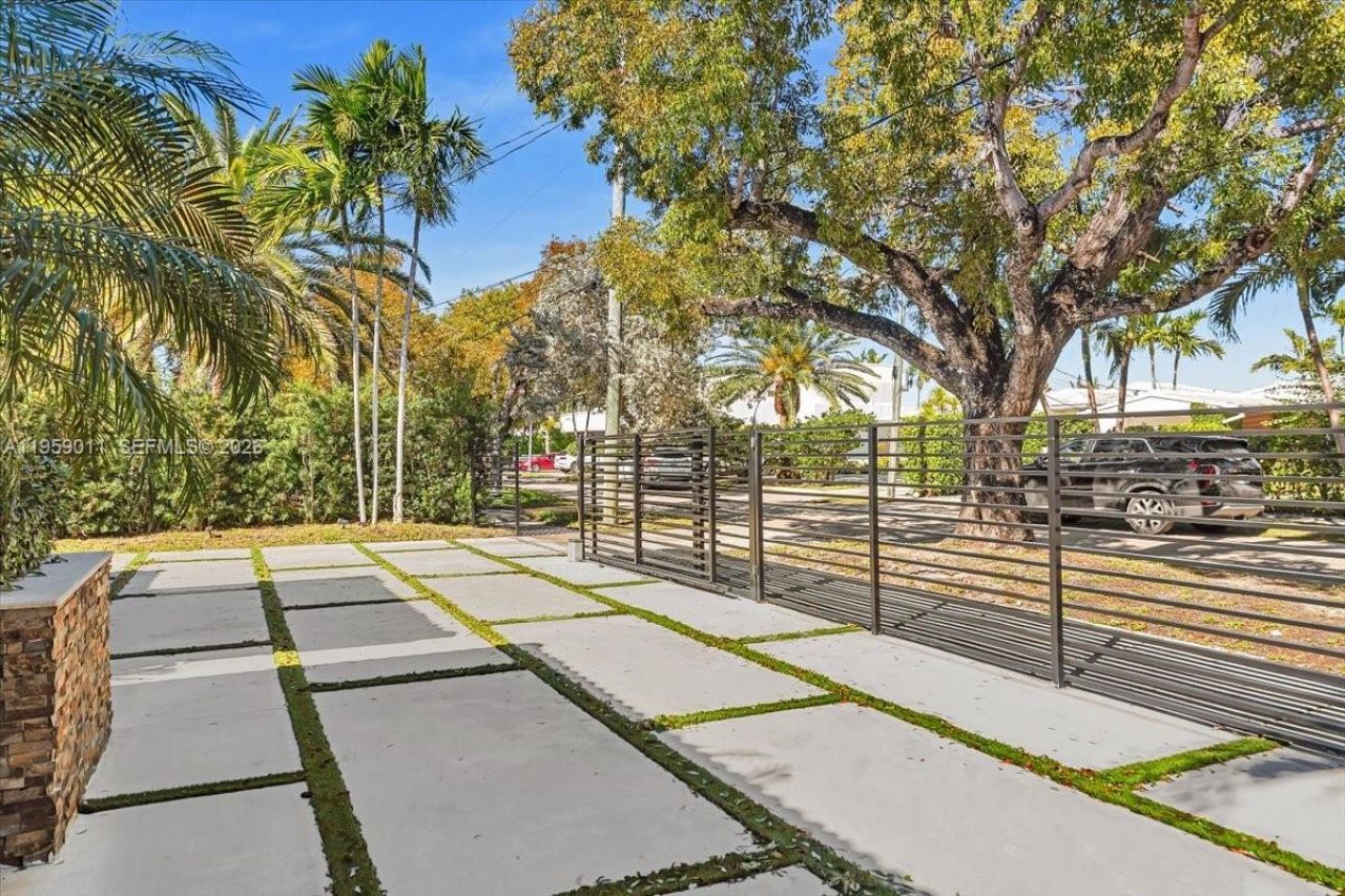 1700 Cleveland Rd, Miami Beach, FL 33141 Photo