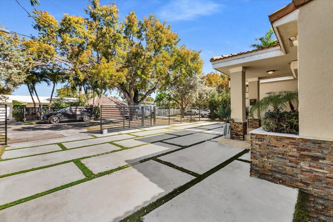 1700 Cleveland Rd, Miami Beach, FL 33141 Photo