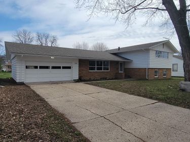 303 Lexington Avenue N, New Prague, MN 56071